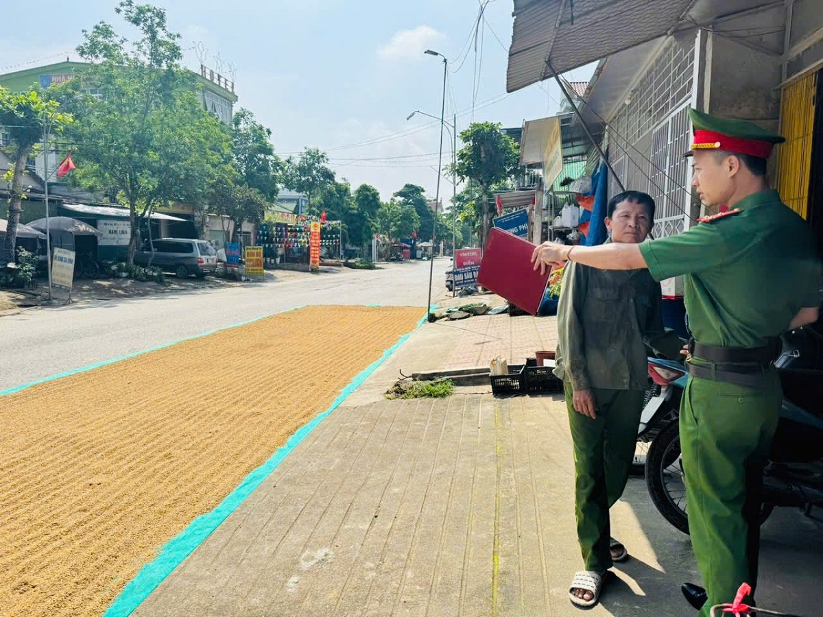 Công an xã Cát Ngạn tăng cường tuyên truyền, nhắc nhở, ký cam kết không phơi thóc, lúa, rơm rạ trên đường giao thông
