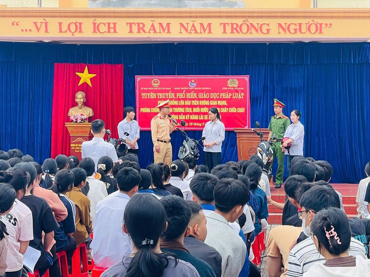 Công an xã Cát Ngạn tuyên truyền pháp luật về ATGT