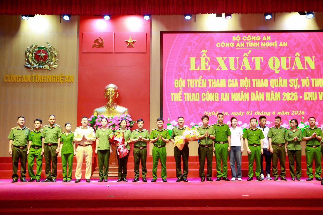 Tặng hoa động viên Đội tuyển tham dự Hội thao
