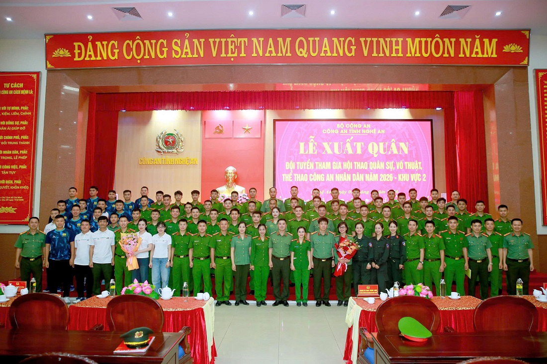 Đại biểu chụp ảnh lưu niệm