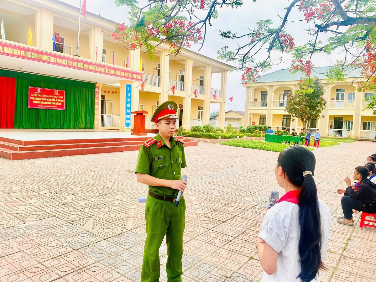 Công an xã Cát Ngạn tuyên truyền kỹ năng PCCC và phòng chống đuối nước, phòng chống ma túy, bạo lực học đường