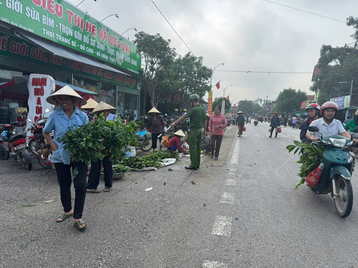 Công an xã Cát Ngạn ra quân giải tỏa hành lang ATGT