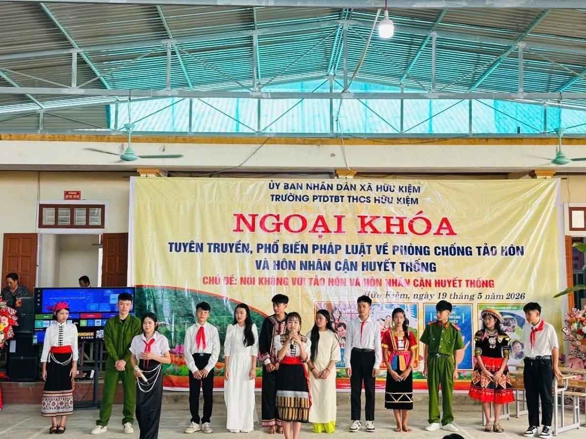 Công an xã Hữu Kiệm phối hợp tổ chức ngoại khóa tuyên truyền pháp luật