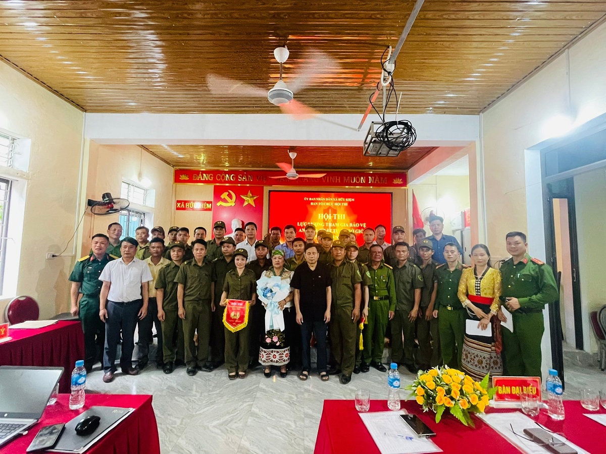 Ban tổ chức trao giải và chụp ảnh lưu niệm cùng các đội thi