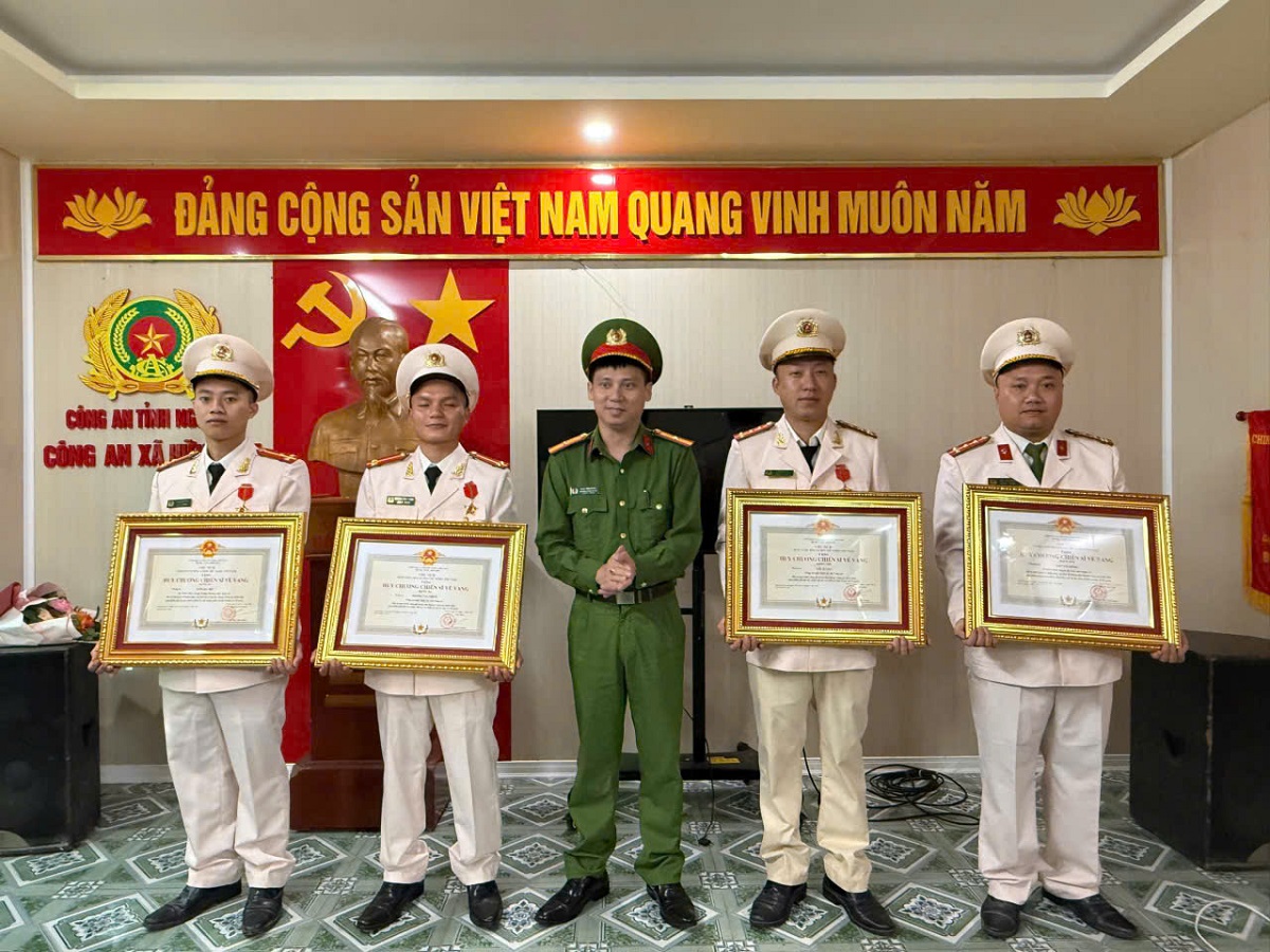 Công an xã Hữu Kiệm tổ chức lễ trao tặng huy chương chiến sĩ vẻ vang