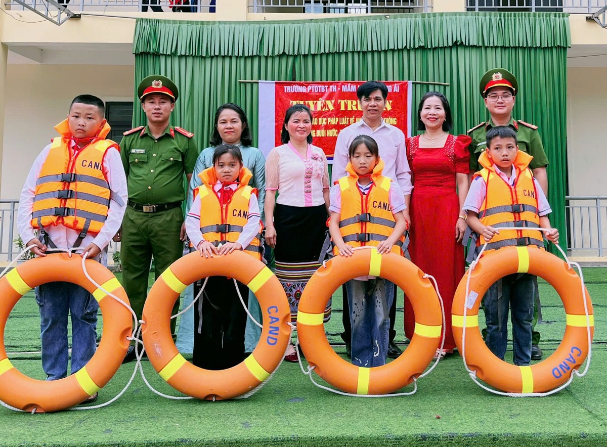 Công an xã Mường Típ tuyên truyền pháp luật về ATGT và phòng chống đuối nước trường học