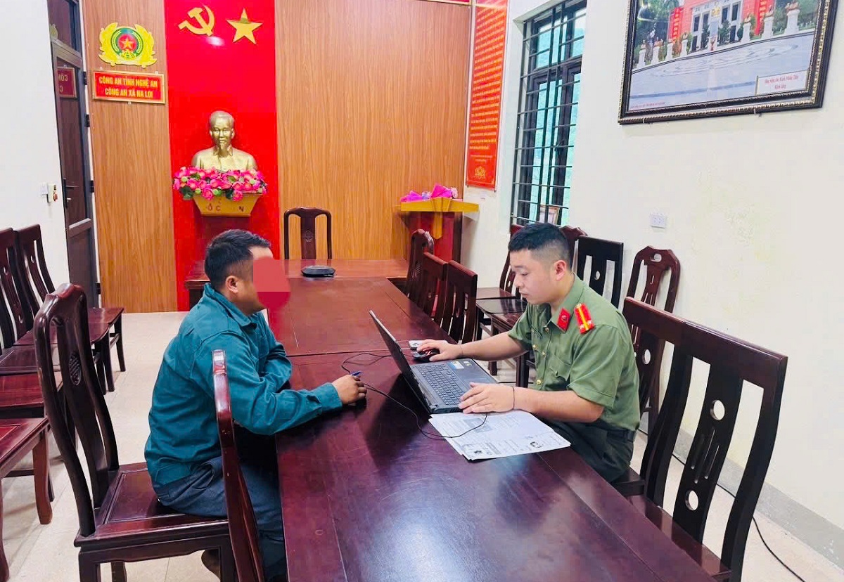 Công an xã Na Loi làm việc, nhắc nhở trường hợp bình luận thiếu chuẩn mực trên mạng xã hội