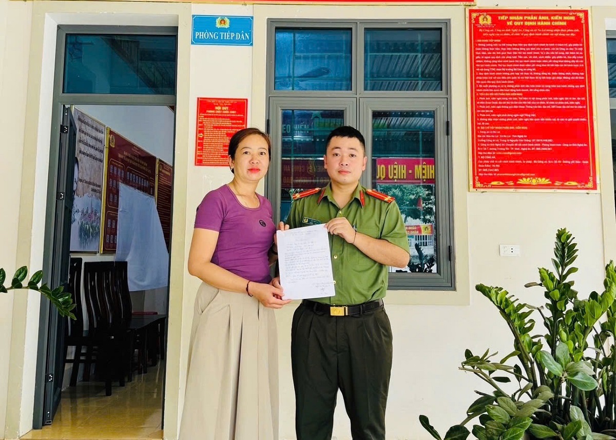 Công an xã Na Loi hỗ trợ người dân nhận lại tiền chuyển khoản nhầm
