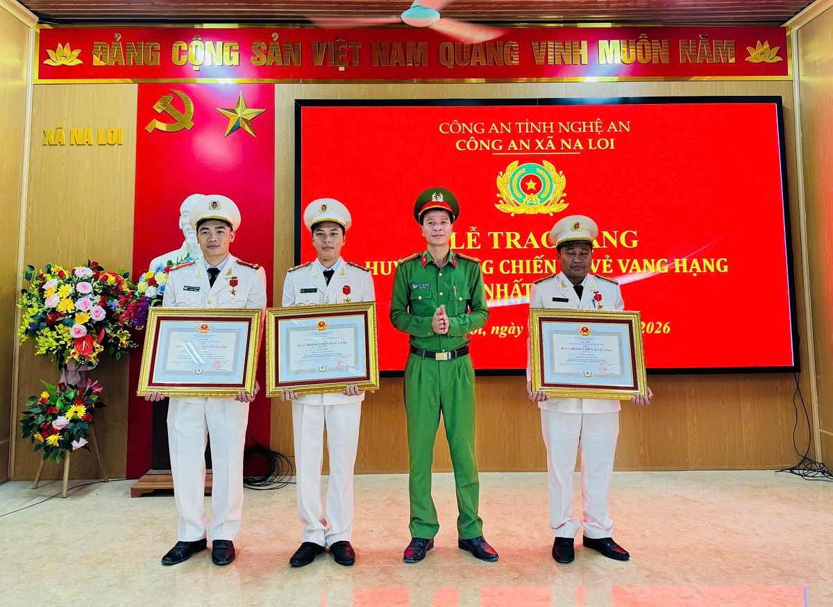 Công an xã Na Loi tổ chức lễ trao tặng huy chương chiến sĩ vẻ vang hạng nhất, nhì, ba
