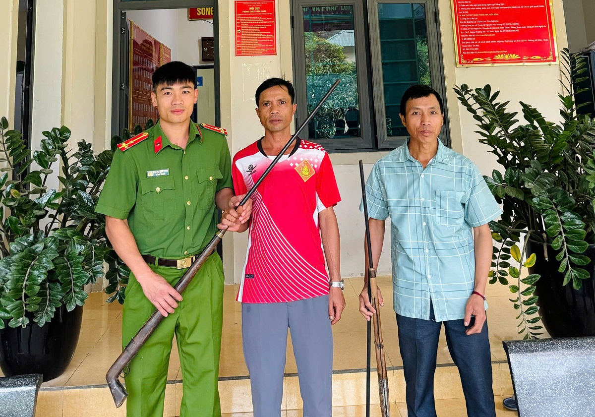Công an xã Na Loi vận động người dân giao nộp vũ khí tự chế