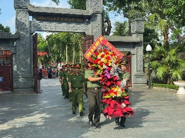 Công an xã Xuân Lâm tổ chức dâng hương, dâng hoa tại Khu di tích Quốc gia đặc biệt Kim Liên