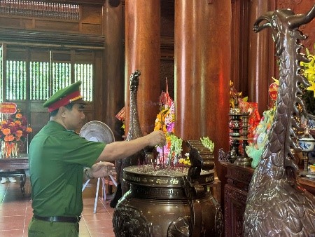 Công an xã Xuân Lâm tổ chức lễ dâng hoa, dâng hương tại Khu di tích Quốc gia đặc biệt Kim Liên