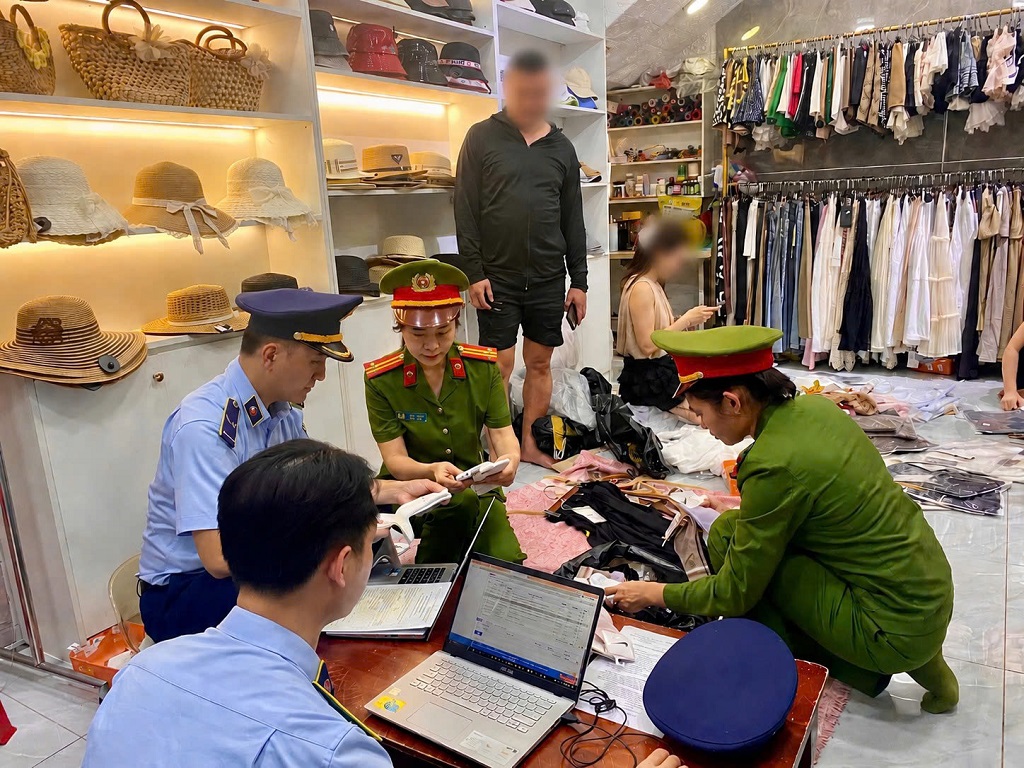 Công an phường Thành Vinh tạm giữ hơn 300 sản phẩm thời trang nghi giả mạo nhãn hiệu nổi tiếng