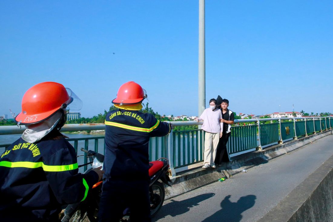 Lực lượng chức năng khuyên can, trấn an tinh thần nạn nhân