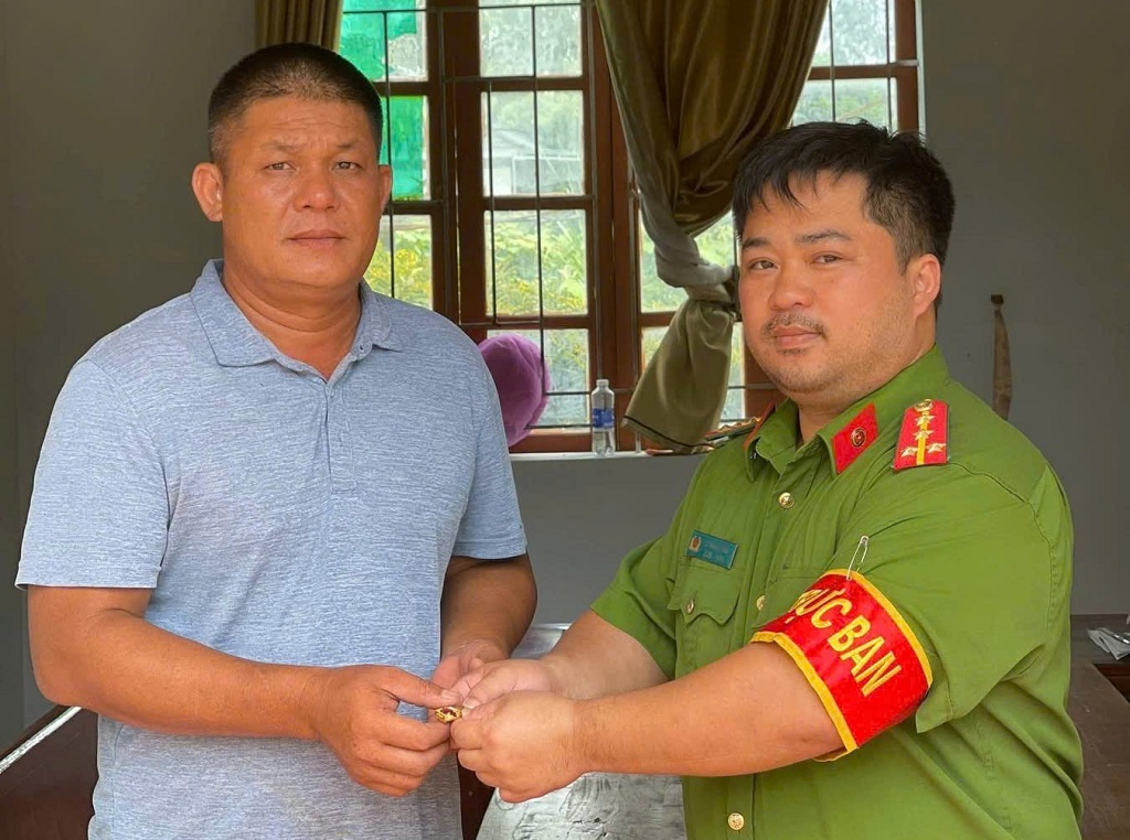 Công an xã Bạch Ngọc, tỉnh Nghệ An phối hợp cùng người dân trao trả nhẫn 5 chỉ vàng cho người đánh rơi