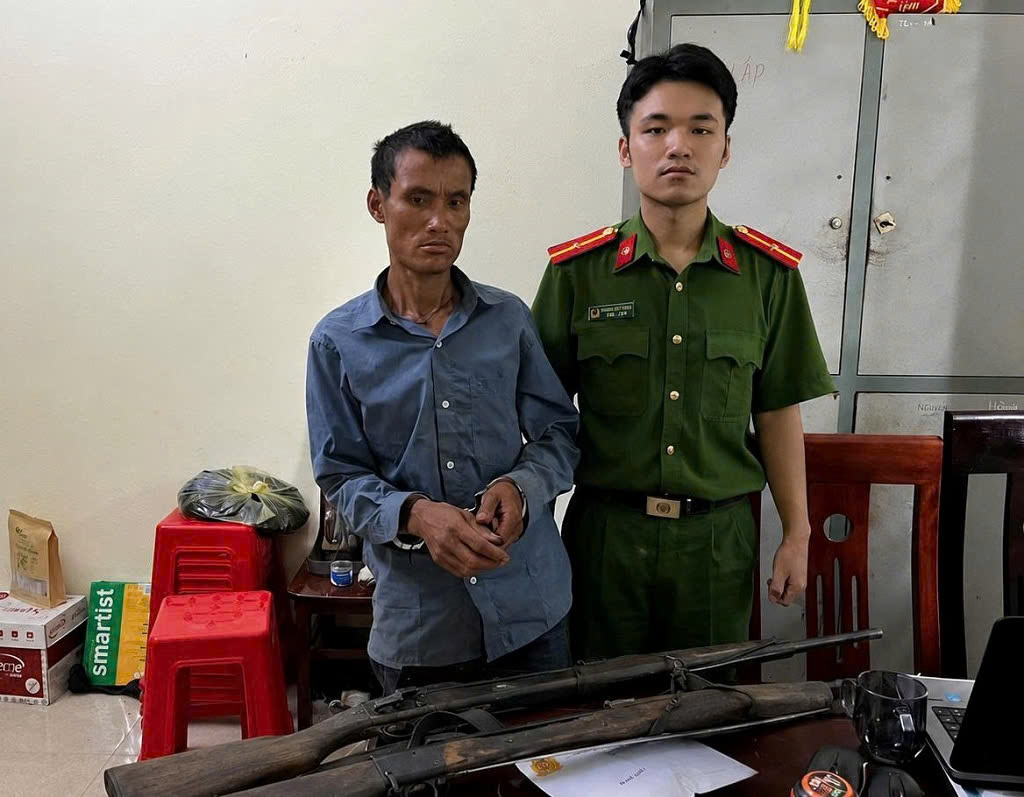 Đối tượng Lương May Vui cùng tang vật tại Cơ quan Công an