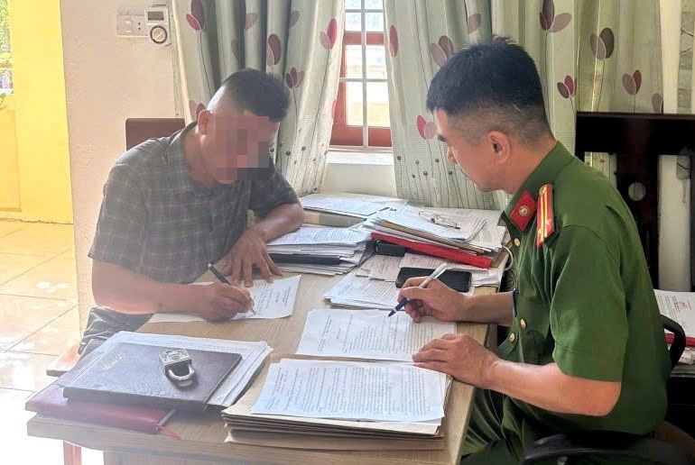 Công an phường Vinh Hưng làm việc với 02 trường hợp đăng tải, chia sẻ thông tin có dấu hiếu vi phạm pháp luật trên mạng xã hội