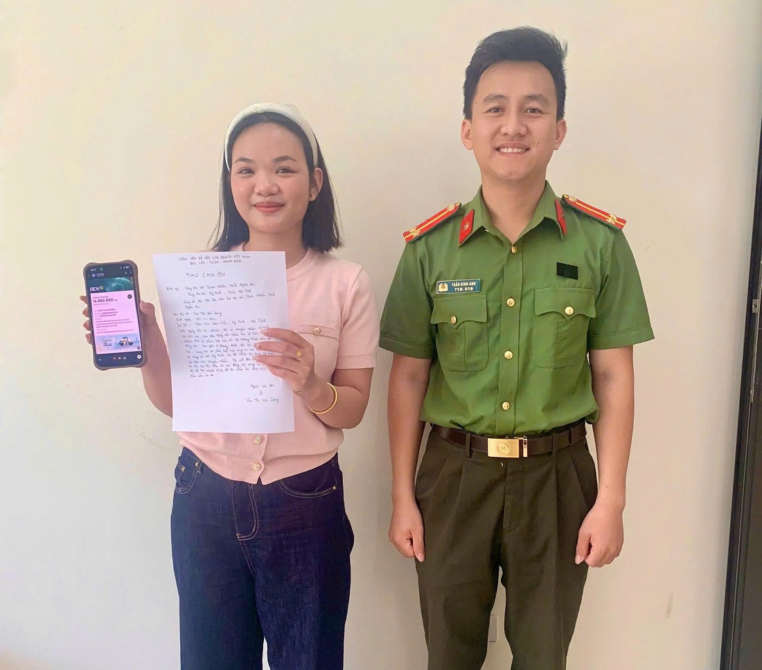 Chị Trang vui mừng nhận lại số tiền do chuyển nhầm
