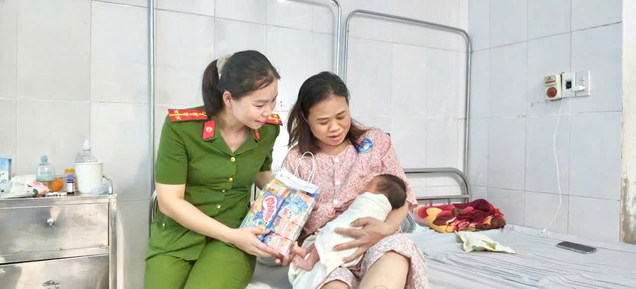 Công an xã Vạn An trao quà tặng bệnh nhi nhân dịp Quốc tế Thiếu nhi