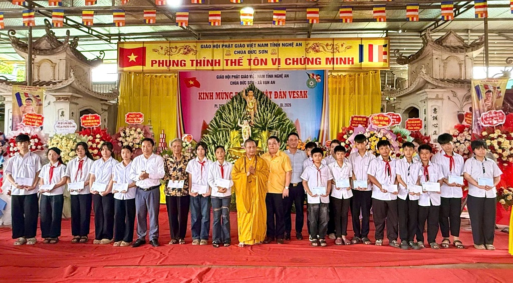 Công an xã Vạn An chúc mừng chùa Đức Sơn nhân dịp Đại Lễ Phật đản