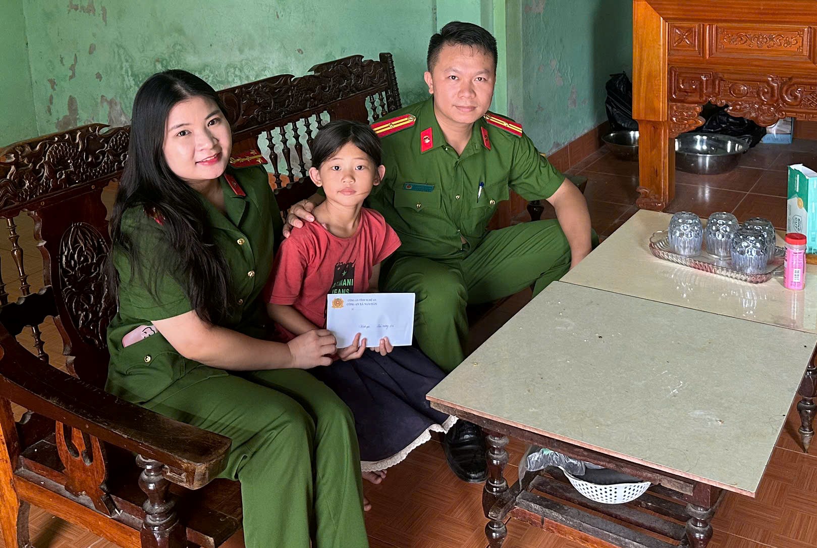 Công an xã trao quà động viên các em nhỏ được nhận đỡ đầu