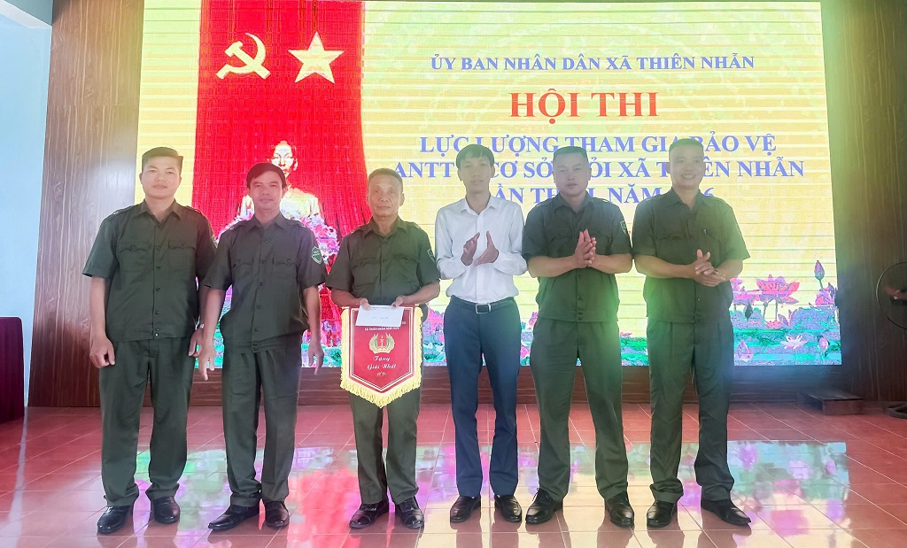 Trao giải Nhất cho đội Trung Phúc Cường