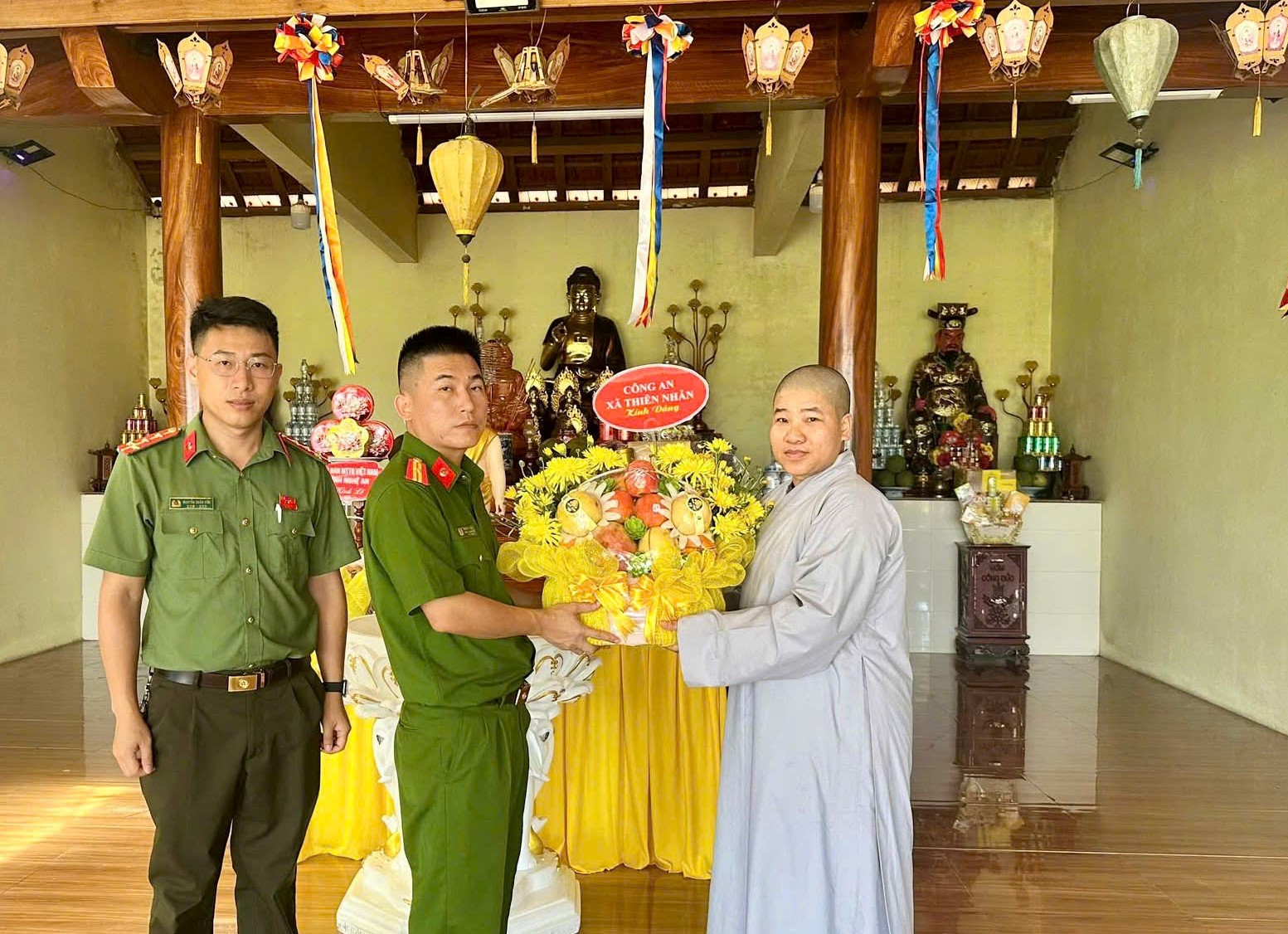 Công an xã Thiên Nhẫn thăm và chúc mừng Chùa Phúc Cung nhân dịp Đại Lễ Phật đản