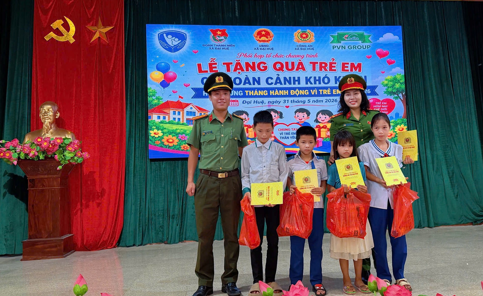 Công an xã Đại Huệ trao quà tặng học sinh