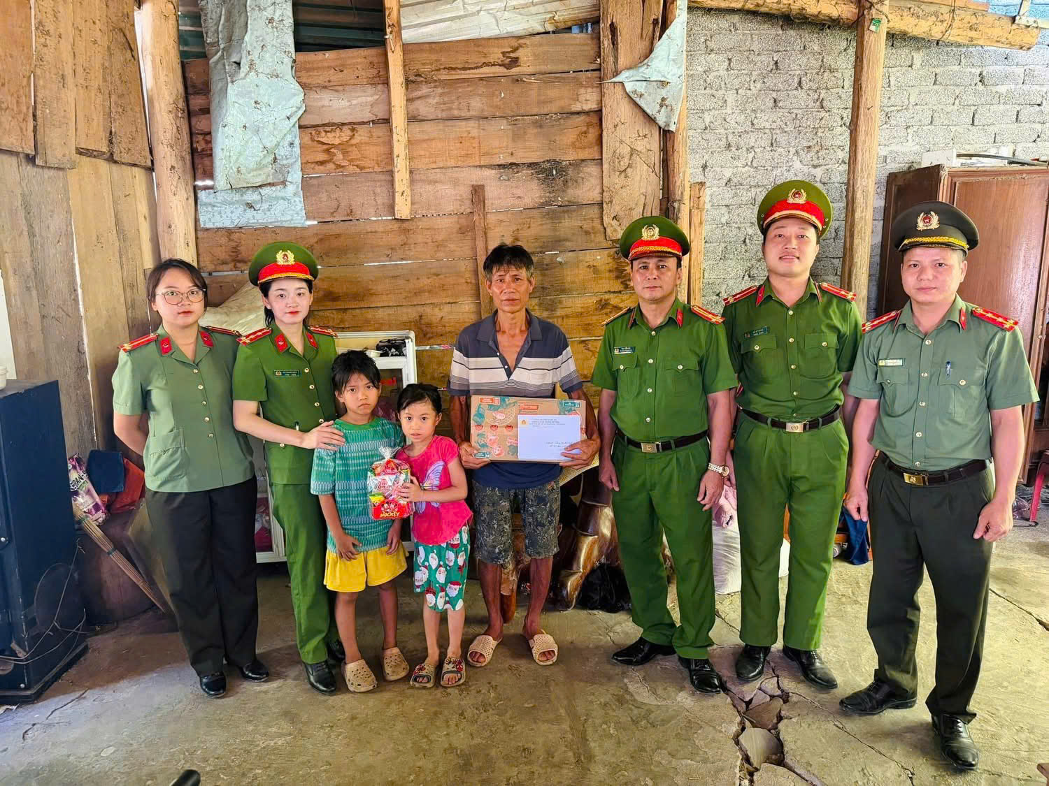 Công an xã Tương Dương trao quà tặng cháu Lô Thị Mẫn Nhi