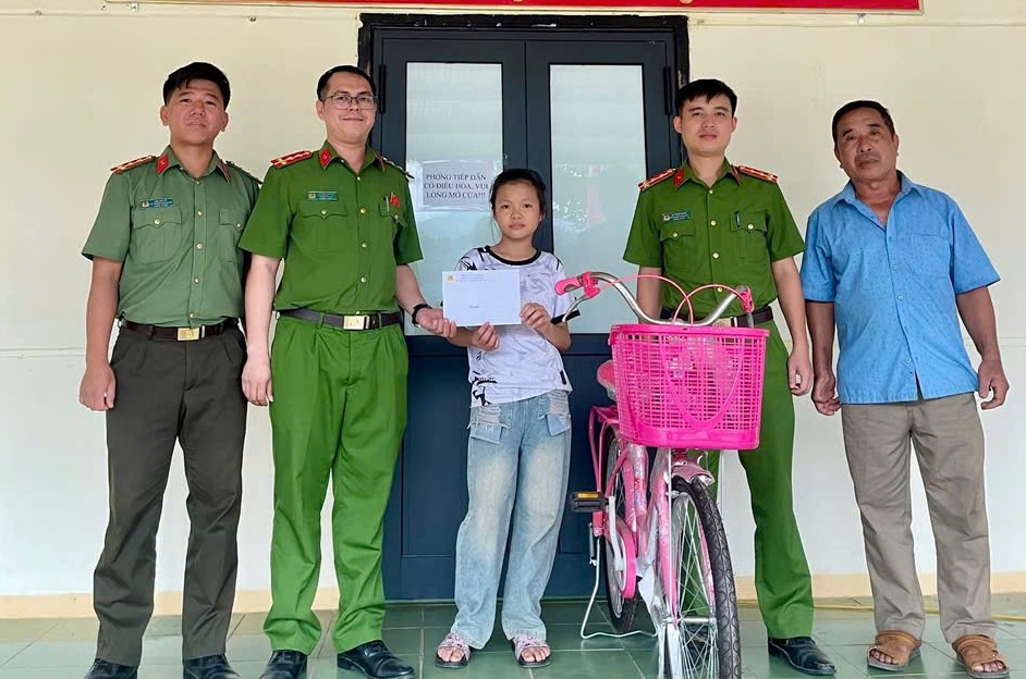 Công an xã Nga My trao quà tặng em Trần Thị Hà Vi