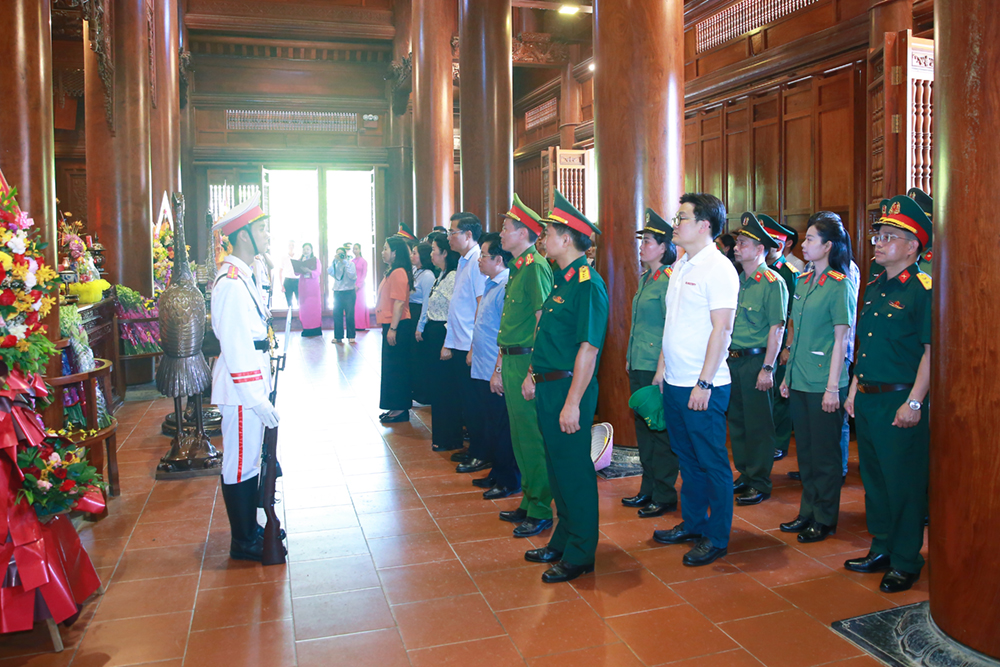 Đoàn đại biểu dự hội nghị tập huấn dư luận xã hội toàn quốc dâng hoa, dâng hương tại Khu di tích Kim Liên