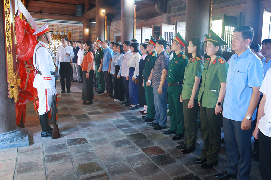 Tại Đền Chung Sơn
