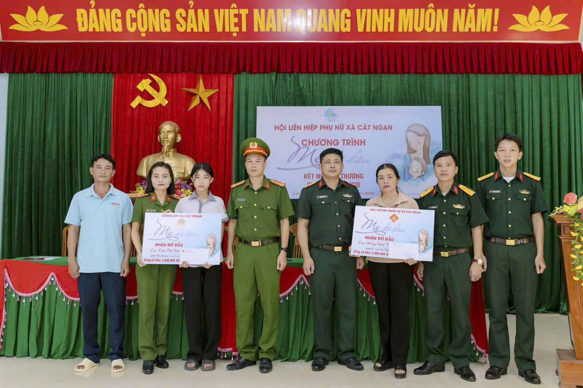 Công an xã Cát Ngạn nhận đỡ đầu trẻ em có hoàn cảnh đặc biệt khó khăn