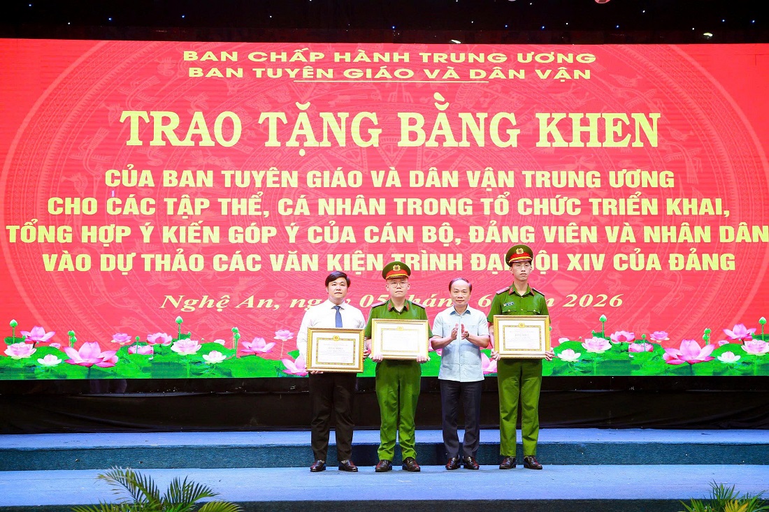 Khen thưởng tập thể và cá nhân có thành tích xuất sắc 