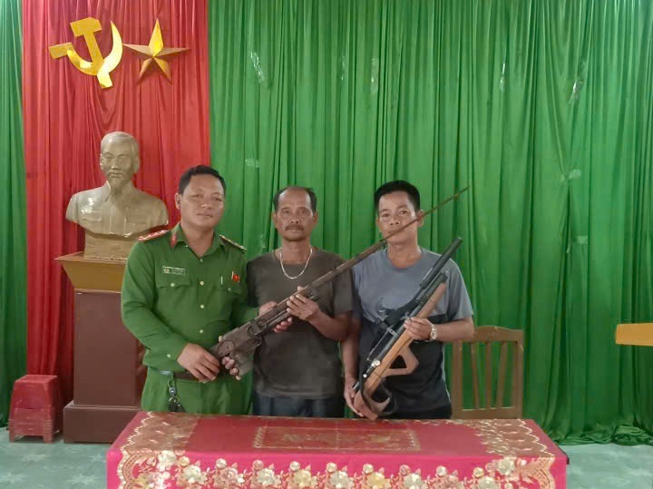 Người dân tự nguyện giao nộp vũ khí tự chế