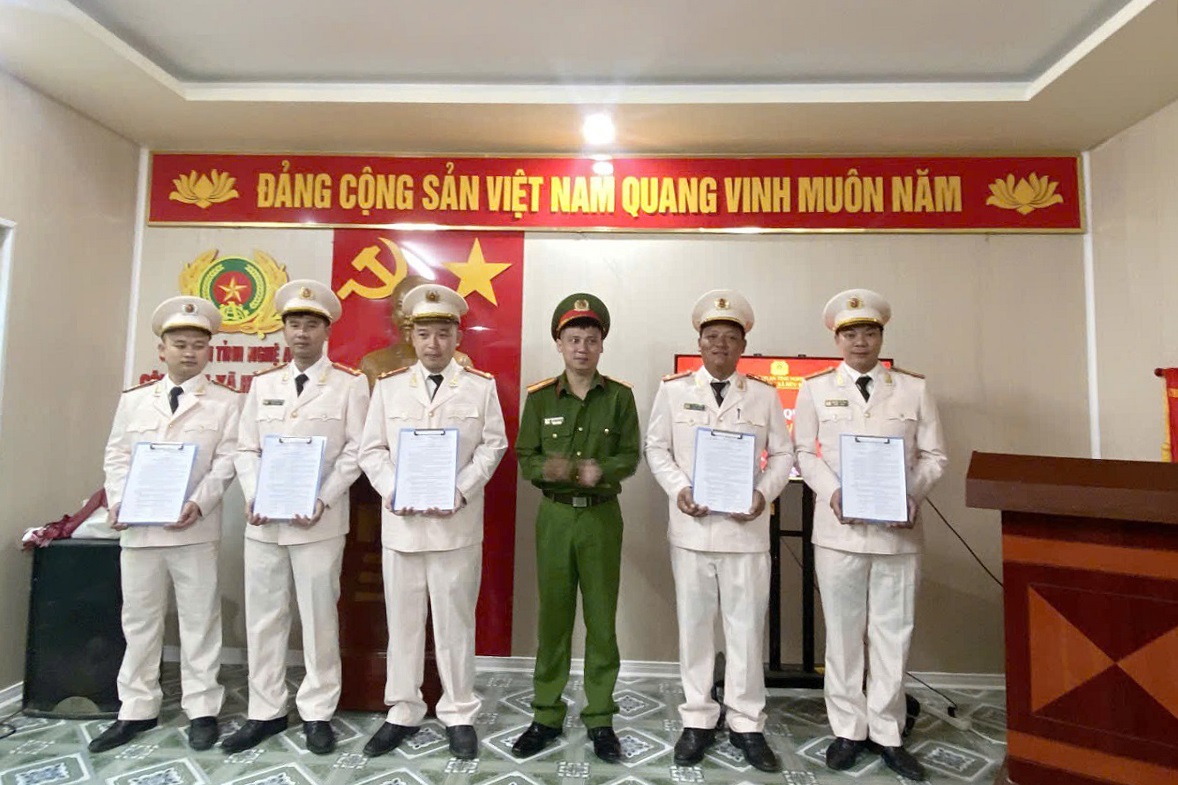 Công an xã Hữu Kiệm tổ chức lễ công bố quyết định thăng cấp bậc hàm, nâng lương năm 2026