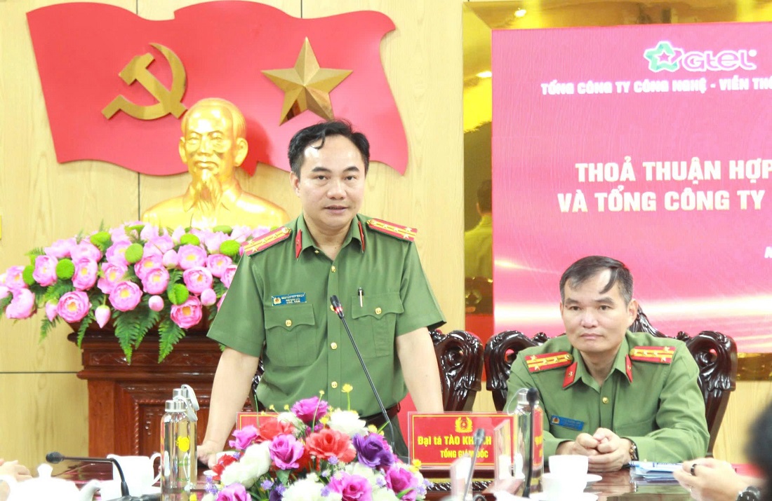 Đồng chí Đại tá Nguyễn Huy Khích, Phó Giám đốc Công an tỉnh phát biểu tại buổi lễ