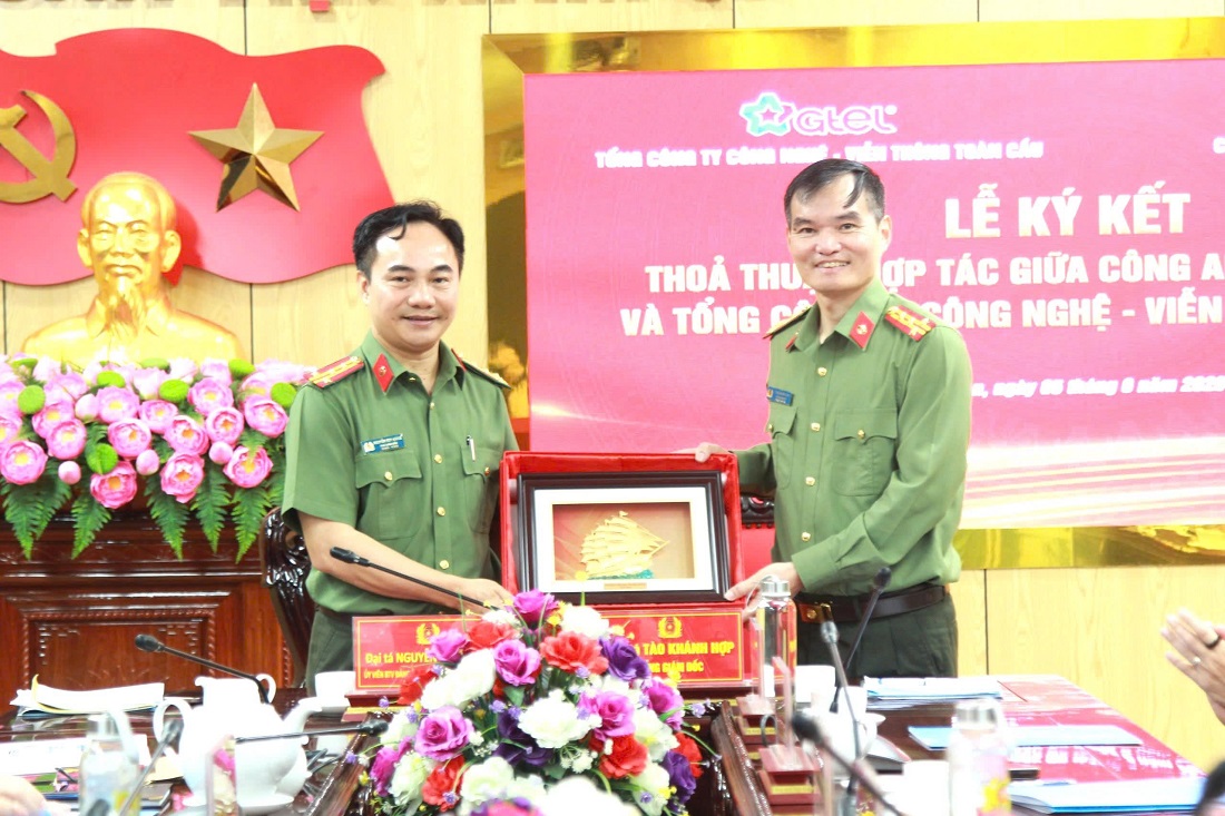Tổng Công ty công nghệ - viễn thông toàn cầu GTEL tặng quà lưu niệm Công an tỉnh Nghệ An