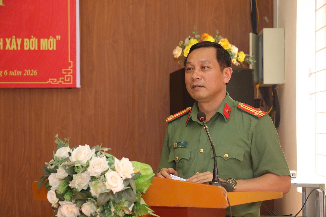 Đồng chí Thượng tá Đinh Trọng Dung, Phó Trưởng phòng Tham mưu phát biểu tại buổi lễ