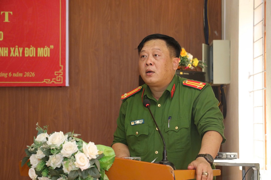 Đồng chí Trung tá Hồ Trung Thông, Phó Trưởng phòng Cảnh sát điều tra tội phạm về ma tuý phát biểu tại buổi lễ