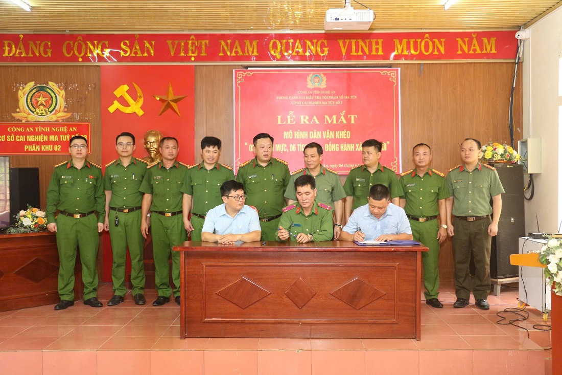 Ký cam kết thực hiện mô hình