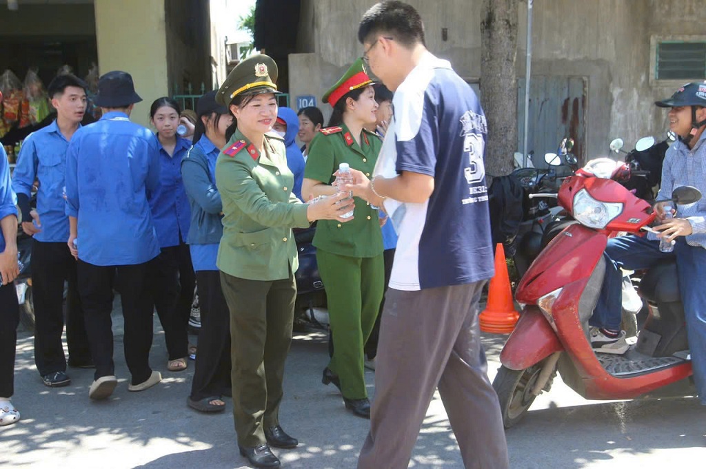 Công an phường Thái Hòa đồng hành cùng sĩ tử