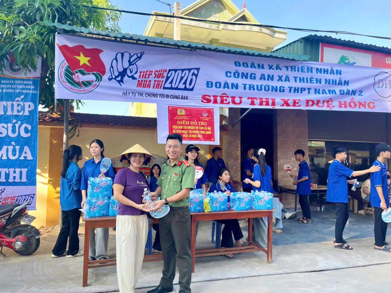Công an xã Thiên  Nhẫn phát nước miễn phí cho người nhà thí sinh