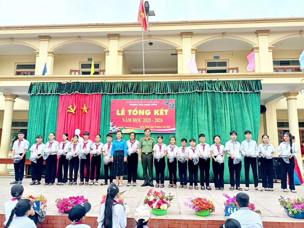 Công an xã Nghĩa Đồng trao mũ bảo hiểm tặng học sinh