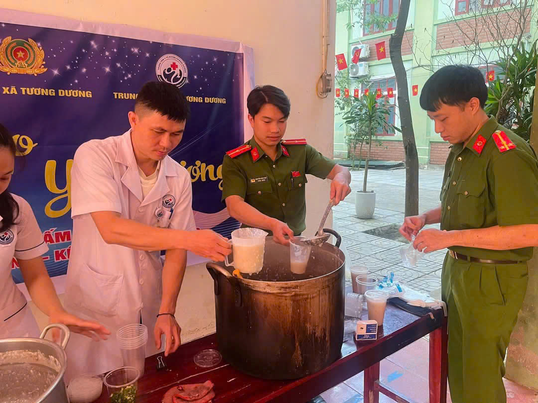 Tổ chức chương trình phát cháo miễn phí cho bệnh nhân đang điều trị