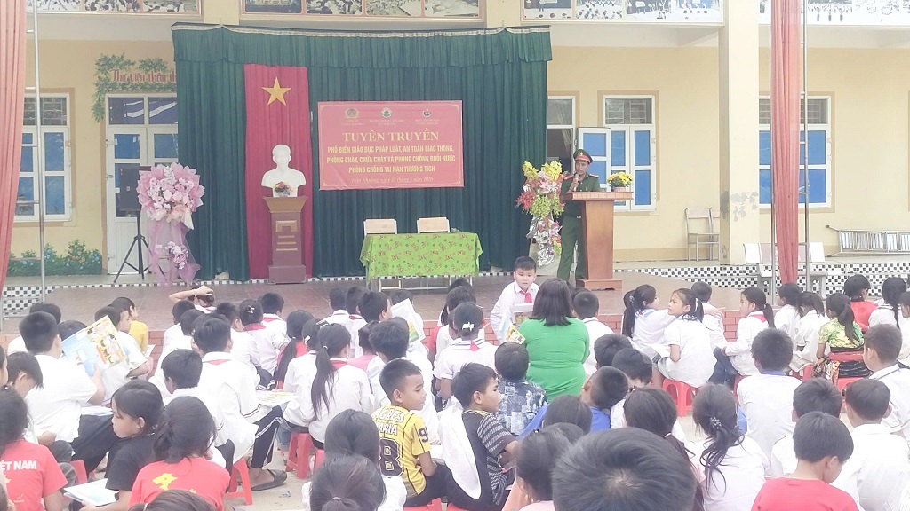 Công an xã Hữu Khuông tuyên truyền, phổ biến giáo dục pháp luật cho học sinh