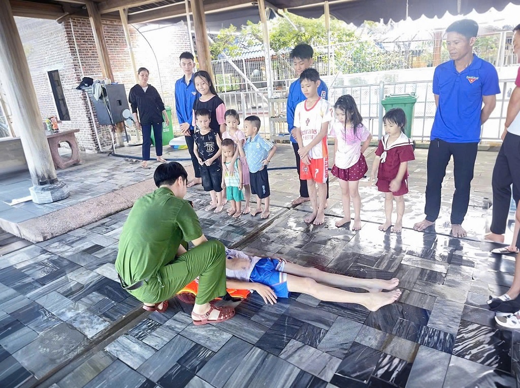 Công an xã Nghĩa Đồng tuyên truyền phòng, chống đuối nước