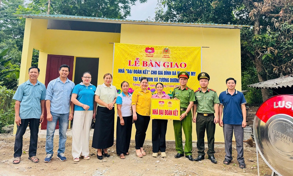 Công an xã Tương Dương phối hợp tổ chức Lễ bàn giao nhà 