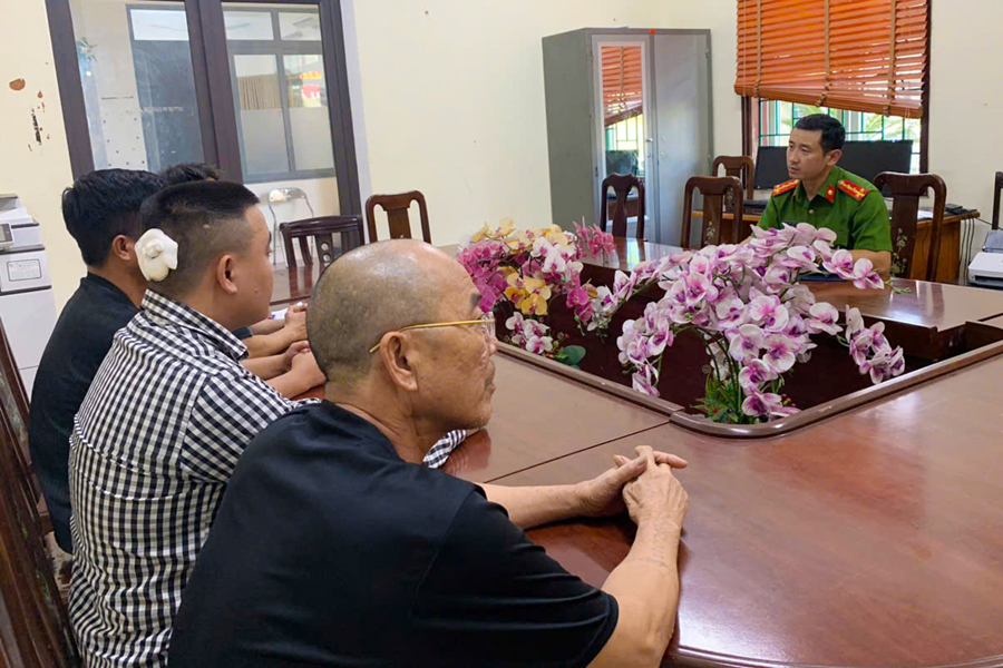 Công an phường Trường Vinh làm việc với nhóm đối tượng