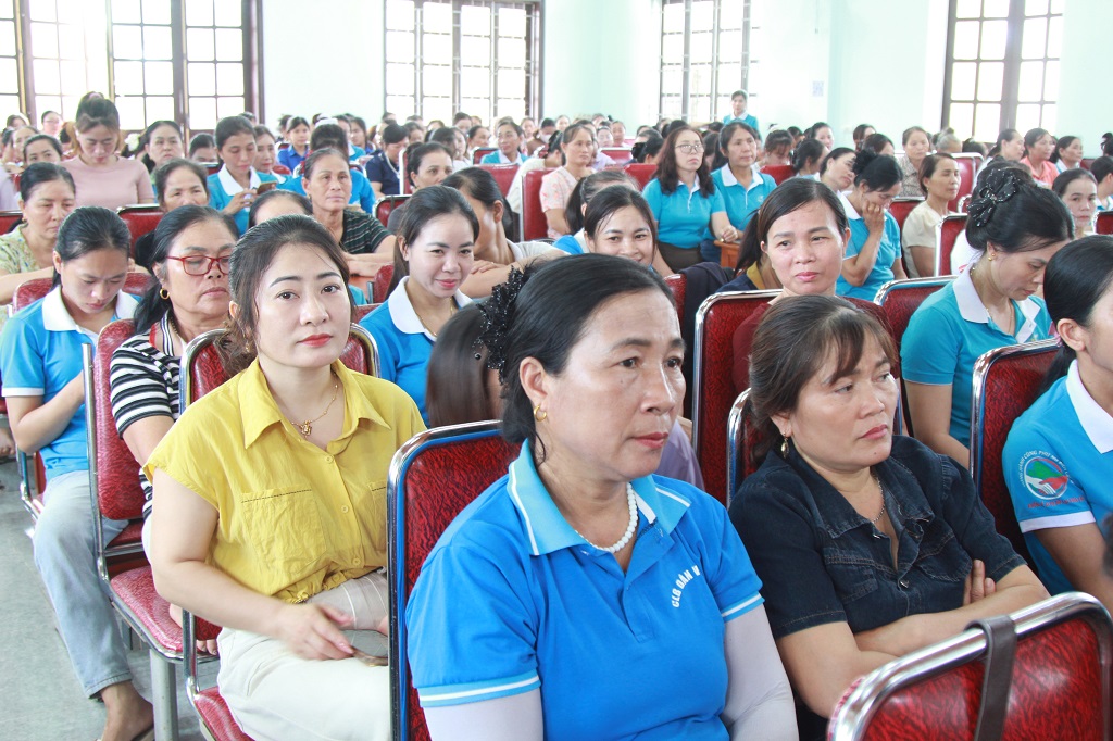 Đại biểu tham dự buổi lễ